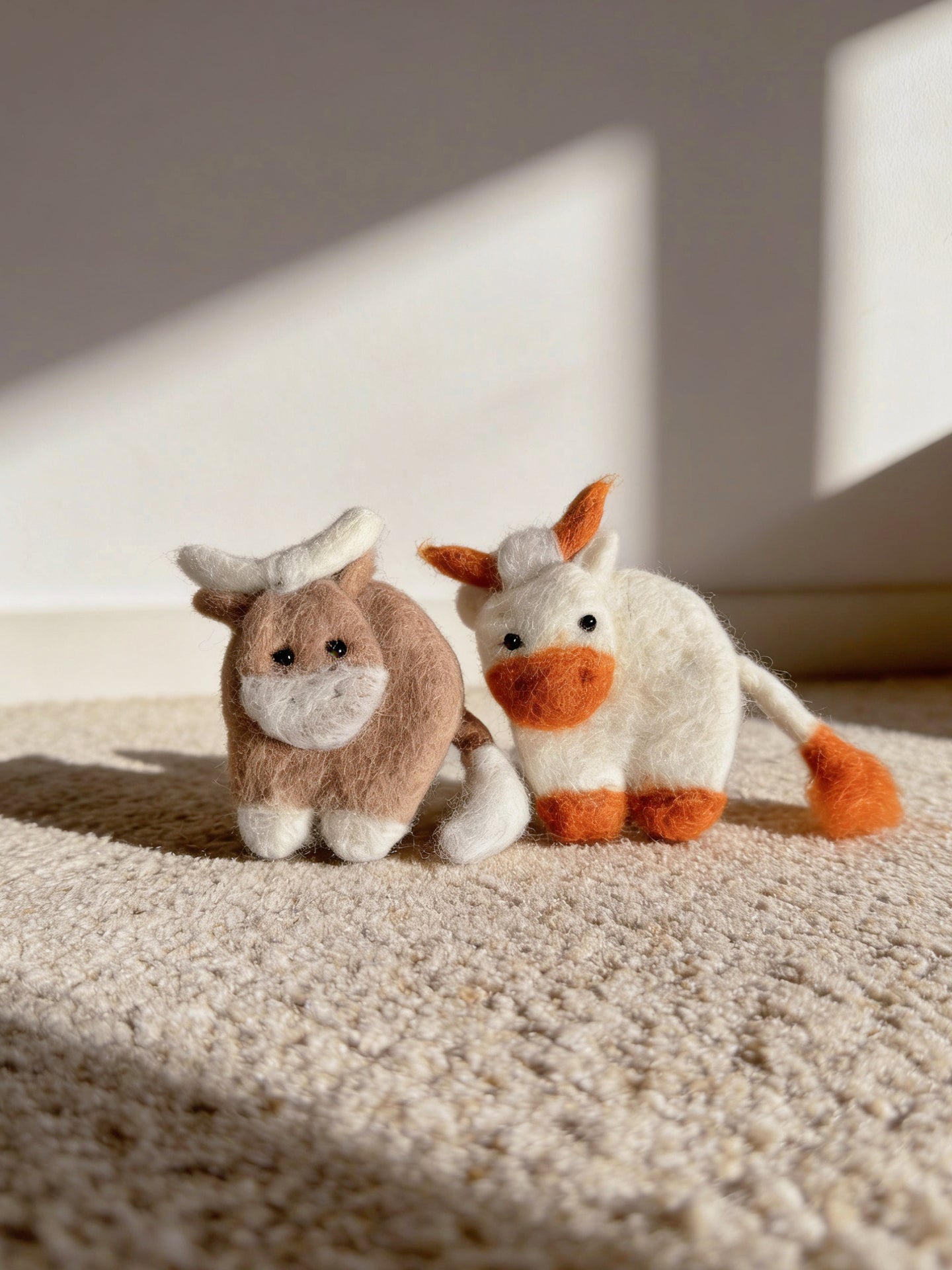 手工羊毛毡小牛胸针可爱卡通动物胸针 · 白色